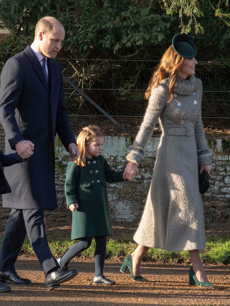 Kate am ersten Weihnachtstag 2019 mit den Kindern Prinz George und Prinzessin Charlotte und Ehemann Prinz William (Bild: Alan Davidson / Camera Press / picturedesk.com)