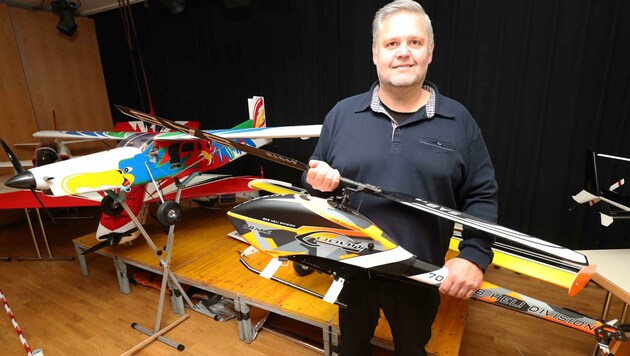 Walter Balak vom Modellflugverein Steinbrunn zeigt seine neuesten Kreationen, die den Luftraum unsicher machen. (Bild: Judt Reinhard)
