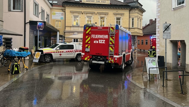 Einsatz mitten in Ottensheim: In einer Wohnung im Haus ganz rechts am Bild erstickte ein 72-Jähriger beim Kochen (Bild: Christian Pichler)