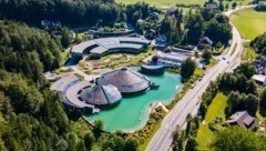 Die Firmenzentrale von Red Bull in Fuschl am See (Bild: Scharinger Daniel)