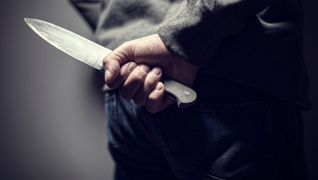 Der Täter zückte ein Messer und forderte Geld von einem Kassier in Wolkersdorf (Bild: Brian Jackson - stock.adobe.com (Symbolbild))