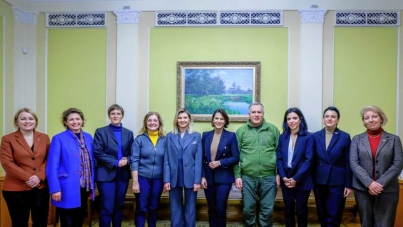 Gruppenbild mit einem Herrn: die Europa-Politikerinnen zu Besuch bei Olena Zelenska, der ukrainischen First Lady (Fünfte von links, rechts neben ihr Österreichs Ministerin Karoline Edtstadler) (Bild: BKA/Hans Hofer)