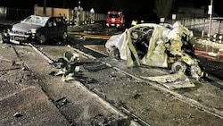 Ein regelrechtes Schlachtfeld: Überall Trümmer, mehrere Autos brannten völlig aus. (Bild: Doris Vettermann)