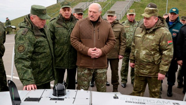 Der weißrussische Präsident Alexander Lukaschenko (Mitte) (Bild: AP)