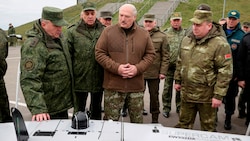 Der weißrussische Präsident Alexander Lukaschenko (Mitte) (Bild: AP)