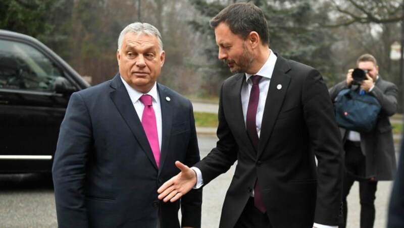 Ungarns Ministerpräsident Viktor Orban - diesmal gänzlich ohne Schal - wird von seinem slowakischen Amtskollegen Eduard Heger in Kosice empfangen. (Bild: Associated Press)