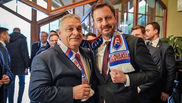 Der slowakische Ministerpräsident Eduard Heger (re.) will nicht, dass sein ungarischer Amtskollege Viktor Orban „mit einem alten Schal“ herumrennt. Deshalb schenkte der Slowake dem Ungarn einen slowakischen Fan-Schal. Schließlich gibt es ja Großungarn nicht mehr. (Bild: facebook.com/premier.sr)
