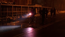 Ein Mann fährt mit dem Fahrrad durch das dunkle Stadtzentrum Kiews. (Bild: Associated Press)