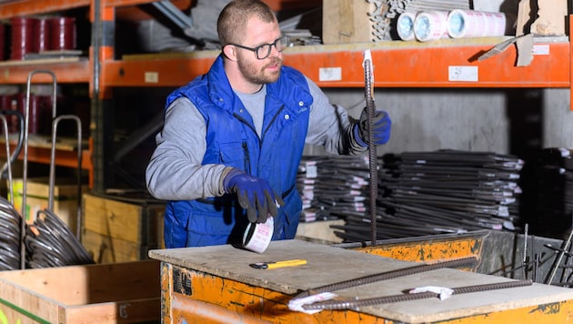 Jakob beim Bauen der Abhebeanker für Baustellen (Bild: ATTILA MOLNAR)