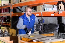 Jakob beim Bauen der Abhebeanker für Baustellen (Bild: ATTILA MOLNAR)