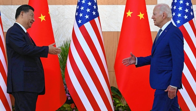 Xis rechter Arm ist ganz zu sehen, das macht ihn präsenter. Es wirkt, als müsste Biden sich ihm annähern. (Bild: AFP or licensors)