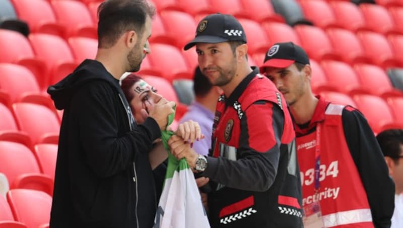 Ein Iran-Fan wird vor dem Spiel gegen Wales aus dem Stadion geworfen. (Bild: APA/AFP/Giuseppe CACACE)