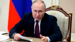 Präsident Wladimir Putin stellte sich den Fragen einiger ausgewählter Soldatenmütter. (Bild: AP)