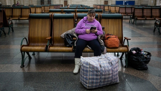 Eine Frau sitzt auf einer Bank in einem Wartesaal des Bahnhofs in Kiew. (Bild: The Associated Press)