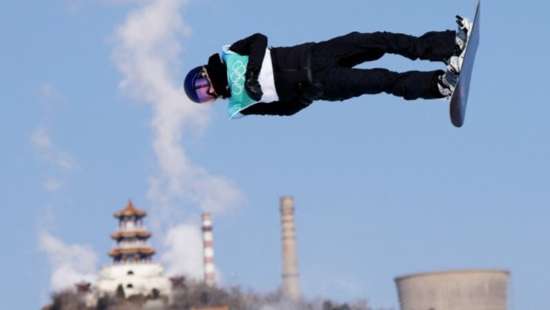 Die 31-jährige Kärntnerin Anna Gasser macht nicht nur im spektakulären „Big Air“ vor der Chinesischen Mauer und einem Atomkraftwerk auf dem Snowboard eine gute Figur, sondern auch in schicker Abendrobe (nächstes Bild). (Bild: REUTERS)