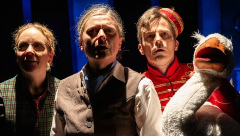 Vielleicht war aber alles ganz anders? Sherlock, gespielt von Simone Neumayr (Mitte), und seine Mitstreiter Watson und Bobby, gespielt von Katharina Schraml (li.) und Matthias Hacker-Setzwein (re.) (Bild: Theater des Kindes)