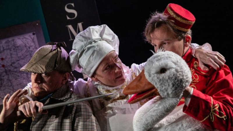 Welche Rolle spielt die Gans im Krimi um den Juwelenraub? Sherlock lässt sich nicht verwirren... (Bild: Theater des Kindes)