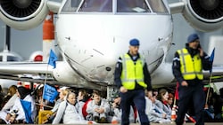 An Fahrwerke gekettet verbrachten Aktivisten zuletzt zwei Tage am Flughafen in Amsterdam. (Bild: AFP)