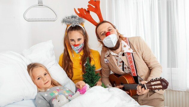 Sie bringen etwas Freude dahin, wo es davon wenig gibt, wie auf die Kinderstation im Krankenhaus - und die Rote Nasen-Clowns machen keine Weihnachtspause. (Bild: Rote Nasen Clowns)