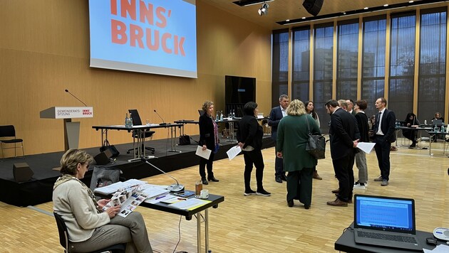 Die Klubobleute im Gemeinderat beraten über die Zukunft Innsbrucks. Die Devise der früheren Bürgermeisterin Oppitz-Plörer (vorne) scheint zu sein: Abwarten und schauen, was kommt. (Bild: Birbaumer Christof)