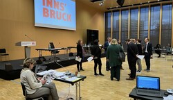 Die Klubobleute im Gemeinderat beraten über die Zukunft Innsbrucks. Die Devise der früheren Bürgermeisterin Oppitz-Plörer (vorne) scheint zu sein: Abwarten und schauen, was kommt. (Bild: Birbaumer Christof)
