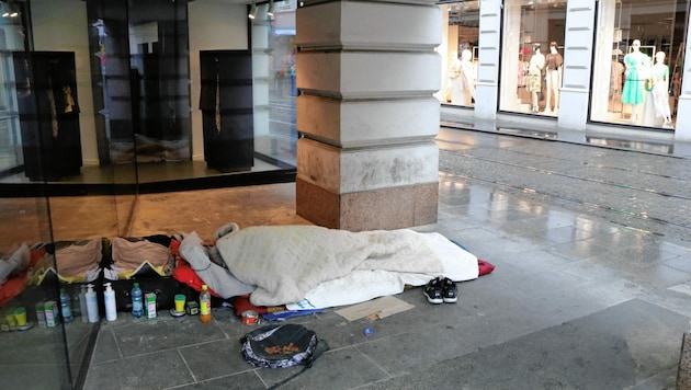 In der Nische eines Modegeschäfts am Hauptplatz hatte sich ein Obdachloser einquartiert (Bild: Christian Jauschowetz)