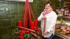 Fleischhauerei-Chefin Marion Lindlbauer (li.) mit dem geräucherten Adventkalender. Nach 24 Tagen ist die Wurstspitze erreicht. (Bild: Scharinger Daniel)