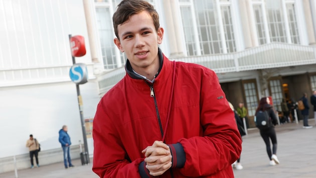 „Züge sind mein Leben“, sagt Tobias Neureiter (20). Er hat eine starke Sehbehinderung. Die ÖBB fordern von ihm offenbar 3000 Euro. Eine Anzeige steht wohl im Raum. (Bild: Tschepp Markus)
