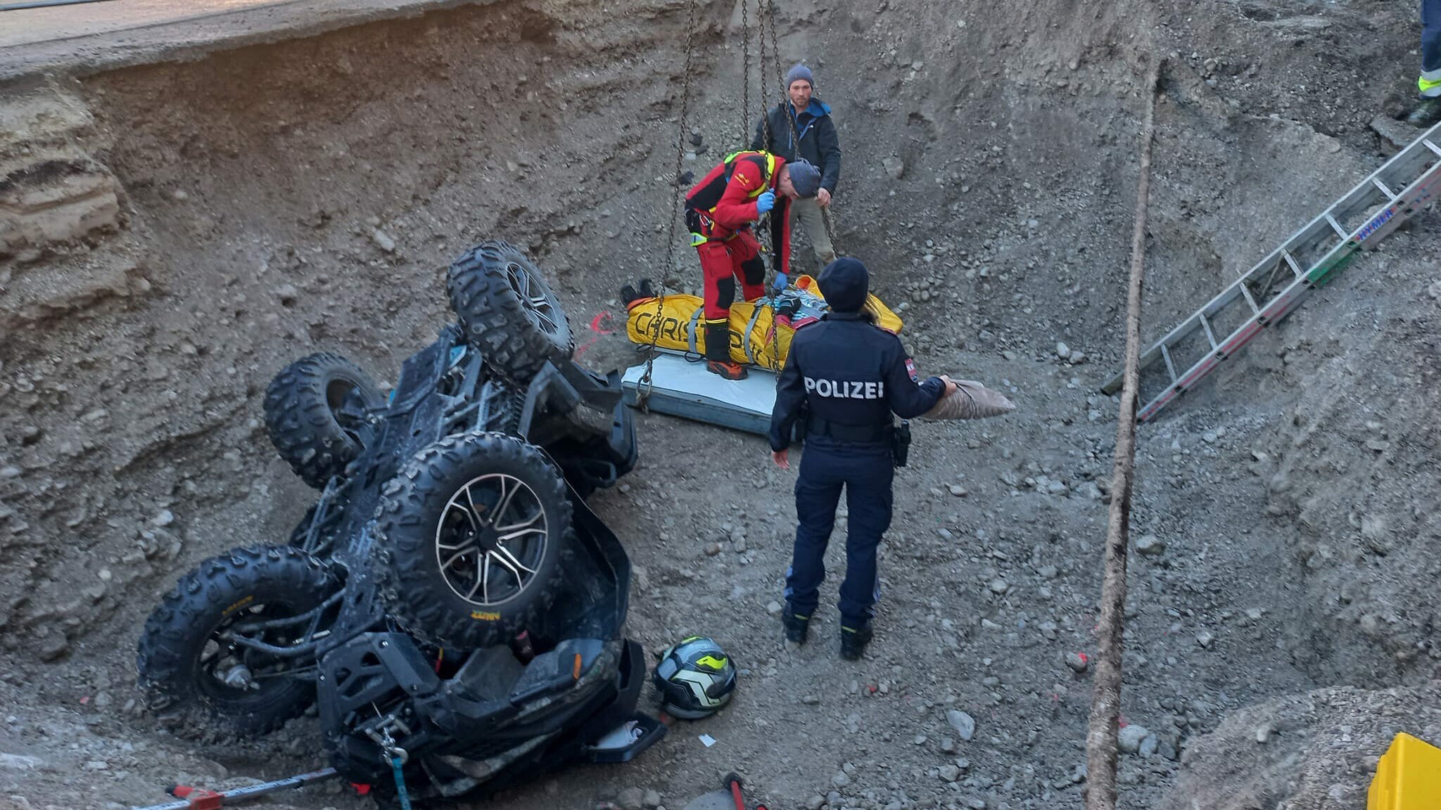 Drei Meter Tief - Quad Stürzt In Baugrube: Mann (74) Schwer Verletzt ...