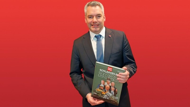 Bundeskanzler Karl Nehammer sorgte das ganze Jahr über für Titelgeschichten. Seine Lieblingsschlagzeile für 2023: „Die Krise geschafft!“ (Bild: Krone KREATIV, Klemens Groh)