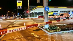 Unmittelbar neben dieser Tankstelle in der Wiener Straße in St. Pölten fand die Verkehrskontrolle statt, bei der ein Polizist angeschossen wurde. (Bild: APA/DOKU-NOE.AT)