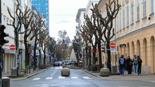 Zuerst wurde der 70 Meter lange Abschnitt der Bahnhofstraße gesperrt, jetzt darf man wieder durchfahren. Aber nur bis zum 1. Dezember. (Bild: Rojsek-Wiedergut Uta)