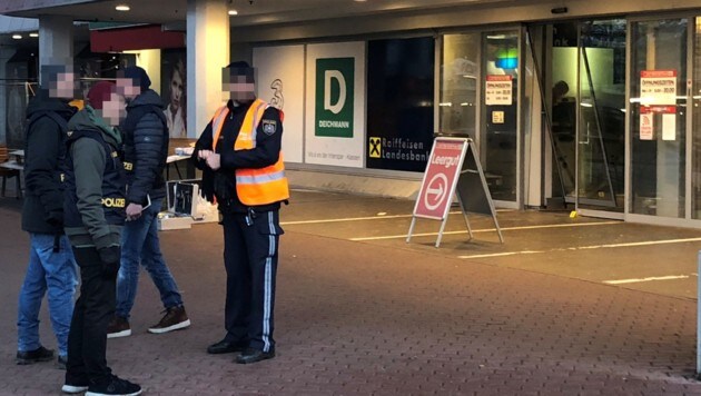 Die Polizei sicherte den Eingang zum Supermarkt in der Linzer Industriezeile ab, nachdem Samstagmorgen der Bankomat gesprengt worden war. (Bild: Markus Schütz, Krone KREATIV)