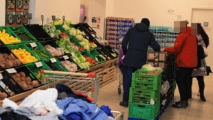 Im Sozialmarkt des Samariterbundes in Meidling etwa sind die Lebensmittel um einen Bruchteil der Supermarktpreise erhältlich. (Bild: Zwefo, Krone KREATIV)