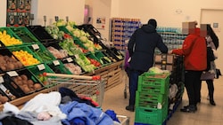 Im Sozialmarkt des Samariterbundes in Meidling etwa sind die Lebensmittel um einen Bruchteil der Supermarktpreise erhältlich. (Bild: Zwefo, Krone KREATIV)