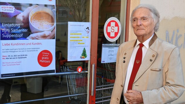 Franz Hrabala leistet direkt Hilfe im Sozialmarkt des Samariterbundes. (Bild: Zwefo)