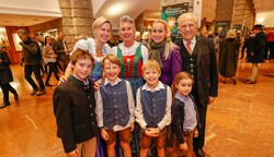 Etwa auch Ex-Trachtenunternehmer Alfons „Ali“ Schneider (oben) und seine Familie kamen zur Premiere. (Bild: Tschepp Markus)