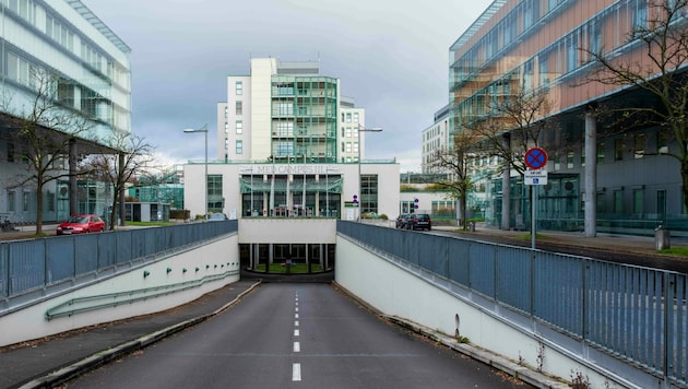 Die Rettungseinfahrt in den Med Campus II in Linz. (Bild: Horst Einöder/Flashpictures)