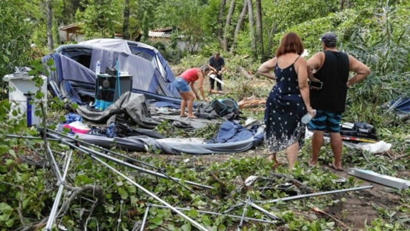 Der Baum krachte genau auf das Zelt der Familie - mit verheerenden Folgen (Bild: PASCAL POCHARD-CASABIANCA / AFP / picturedesk.com)