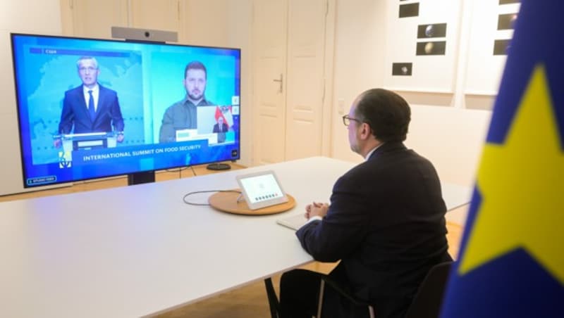 Schallenberg im Video-Call mit NATO-Generalsekretär Jens Stoltenberg und Selenskyj (Bild: APA/BMEIA/MICHAEL GRUBER)