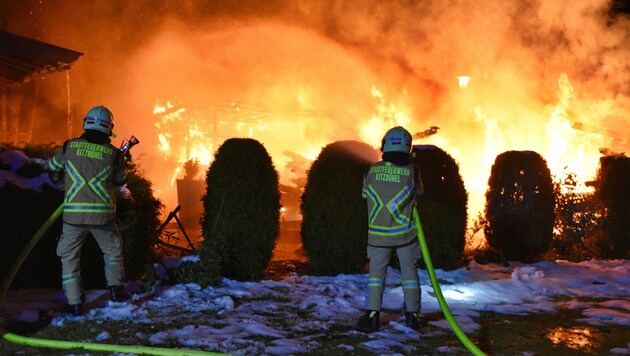 Wahres Flammeninferno auf einem Campingplatz in Kitzbühel. (Bild: Stadtfeuerwehr Kitzbühel)