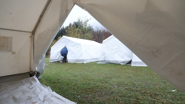 Zelte für Flüchtlinge wurden in Absam aufgebaut und wieder abmontiert. (Bild: Birbaumer Christof)