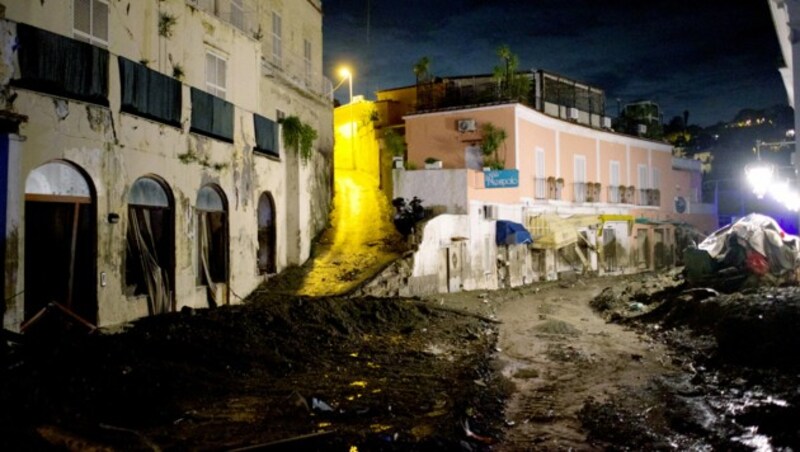 Nach dem Erdrutsch auf der Insel Ischia haben Rettungseinheiten in der Nacht auf Sonntag die Suche nach Vermissten fortgesetzt. (Bild: AFP)