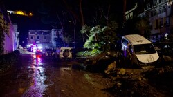 Nach dem Erdrutsch auf der Insel Ischia haben Rettungseinheiten in der Nacht auf Sonntag die Suche nach Vermissten fortgesetzt. (Bild: AFP)