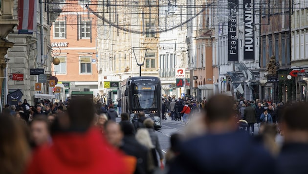 In den Städten ist viel los, in den Geschäften merken die Händler aber wenig davon. (Bild: APA/ERWIN SCHERIAU)