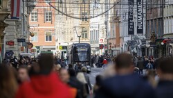 Am Samstag fand der erste lange Einkaufssamstag statt. Auch in Graz. Ob sich nächsten Freitag und Samstag genauso viele Menschen in den Einkaufsstraßen tummeln, ist noch ungewiss. (Bild: APA/ERWIN SCHERIAU)