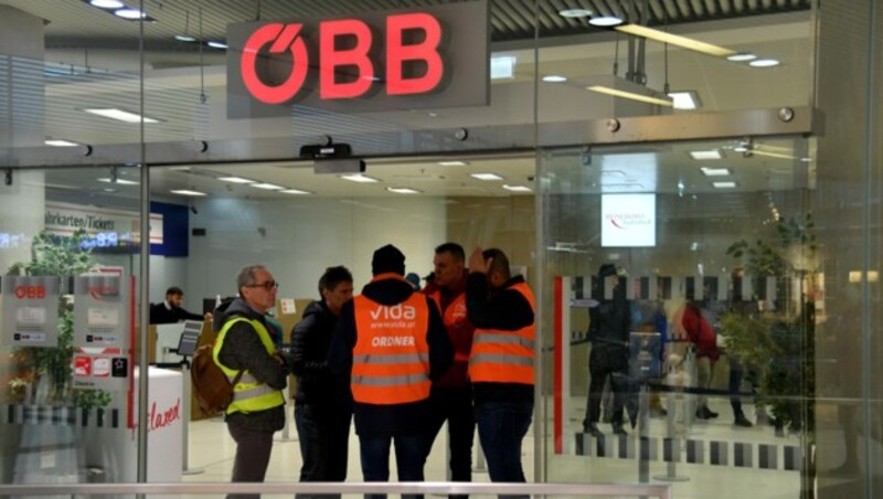 Foto vom Bahnstreik Ende November (Bild: BARBARA GINDL / APA / picturedesk.com)