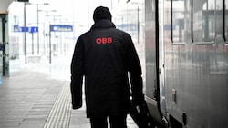 Die Eisenbahner streiken: Am Montag stehen die Regional-, Fern- und Nachtzüge sowie S-Bahnen still. Streiks sind übrigens verfassungsrechtlich geschützt. (Bild: BARBARA GINDL / APA / picturedesk.com)