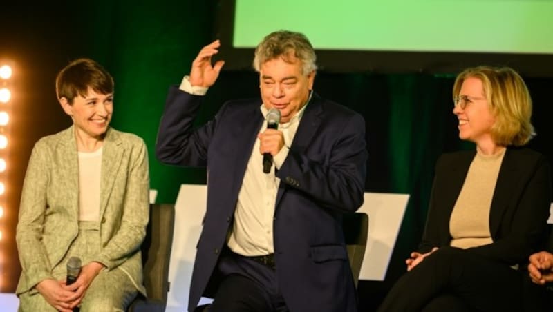 Launig streuten die Bundesgrünen - Vizekanzler Werner Kogler, Klubchefin Sigrid Maurer und Ministerin Leonore Gewessler - der Spitzenkandidatin im Horner Vereinshaus Rosen. (Bild: Molnar Attila)