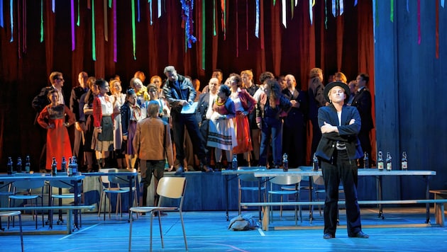 Wilfried Zelinka als Kecal (hinten Mitte) und Matthias Koziorowski als Hans (vorne rechts) mit dem Chor der Oper Graz (Bild: Werner Kmetitsch)